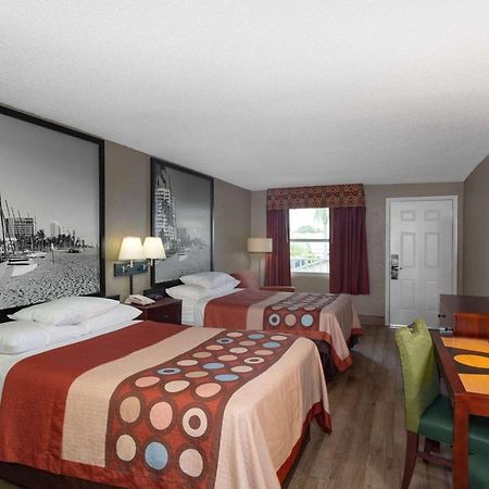 Super 8 by Wyndham Bradenton Sarasota Area Exterior foto