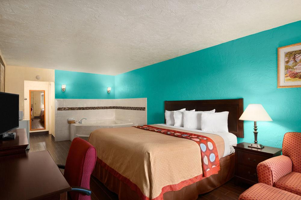 Super 8 by Wyndham Bradenton Sarasota Area Exterior foto
